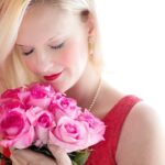 Woman_roses