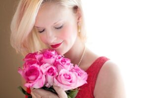 Woman_roses